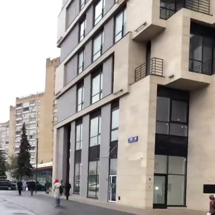 Вход слева